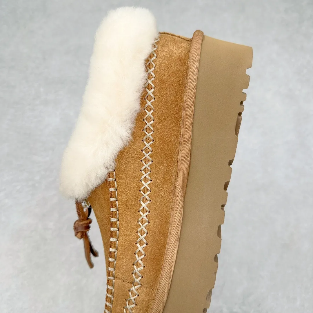 Pick up locally💰560 UGG 8258 Alpine shallow mouth autumn and winter sheep fur integrated snow boots. All shoes are made of ZP same factory. Longfeng A-grade Australian imported sheep fur integrated brand OEM production line. Fully follow the ZP process. Original pattern maker of the OEM. Adhering to the principle of no original shoes and no development selection. Pay attention to every detail. The most authentic version on the market TREADLITE "Light Wing" technology outsole Lightweight/durable/flexible/pile size: 35 36 37 38 39 40 Coding: by2936090
